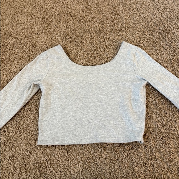 NEW WITHOUT TAGS Brandy Melville Grey Long Sleeve Crop top Scoop Neck - Picture 4 of 4